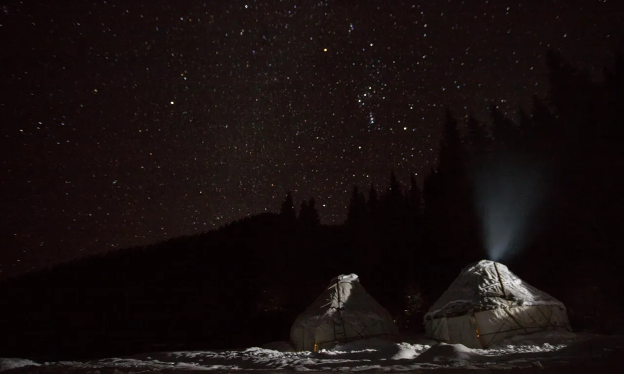 
            Noche en yurta o frente a las rocas rojas
      